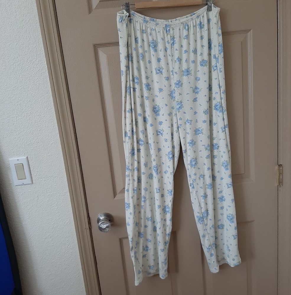 Women CAROLE HOCHMAN Spring Pajamas with Blue Floral Pattern - Picture 3 of 6